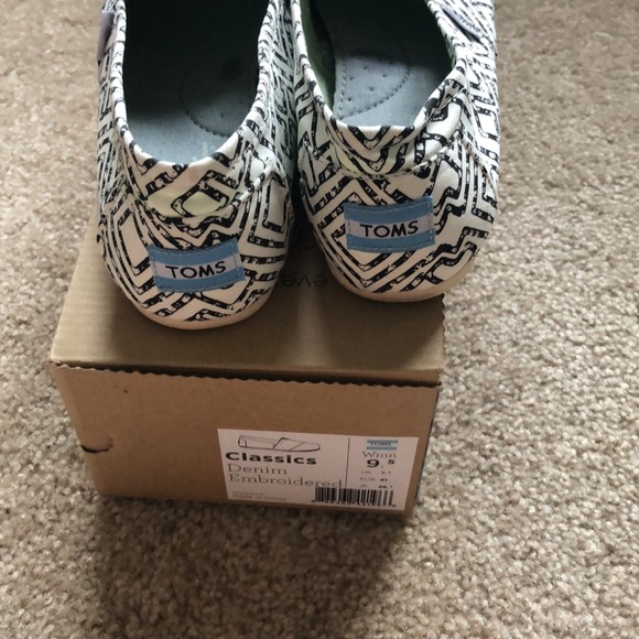 TOMS  CLASSICS - Picture 4 of 4